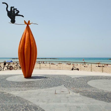 The Surfer'S Beach House Tel Aviv Bagian luar foto