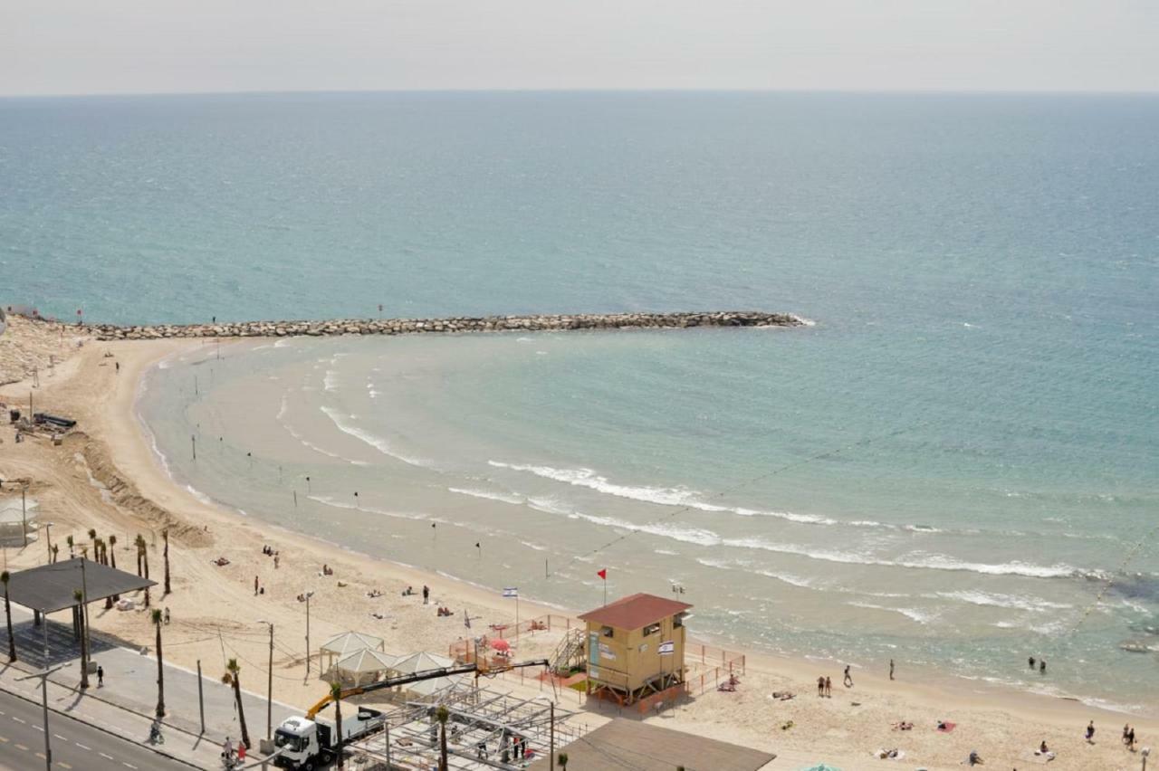 The Surfer'S Beach House Tel Aviv Bagian luar foto