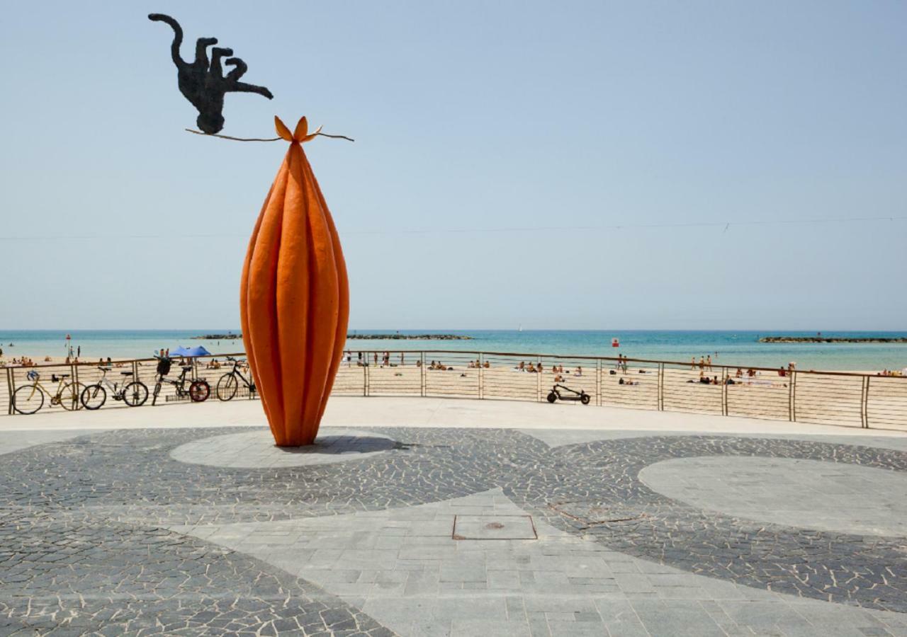 The Surfer'S Beach House Tel Aviv Bagian luar foto
