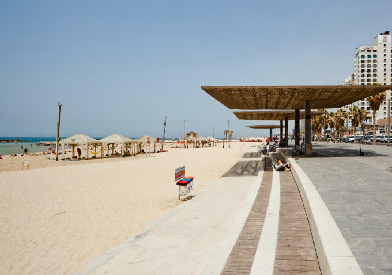 The Surfer'S Beach House Tel Aviv Bagian luar foto