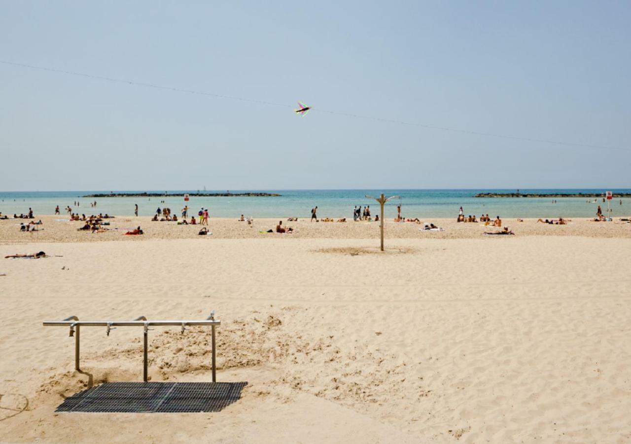 The Surfer'S Beach House Tel Aviv Bagian luar foto