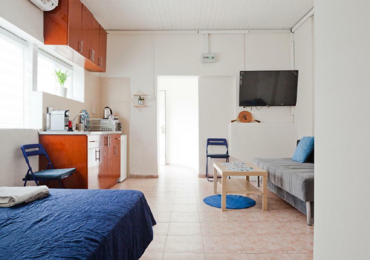 The Surfer'S Beach House Tel Aviv Bagian luar foto